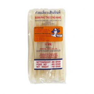 FARMER Rice Noodles 10Mm. 34x400GR speciaal voor in de thaise keuken die verkrijgbaar is in the online thaise webshop from Bew Thai. De lekkerste ingredient voor meals