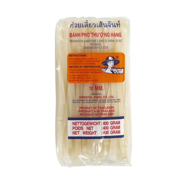 FARMER Rice Noodles 10Mm. 34x400GR speciaal voor in de thaise keuken die verkrijgbaar is in the online thaise webshop from Bew Thai. De lekkerste ingredient voor meals